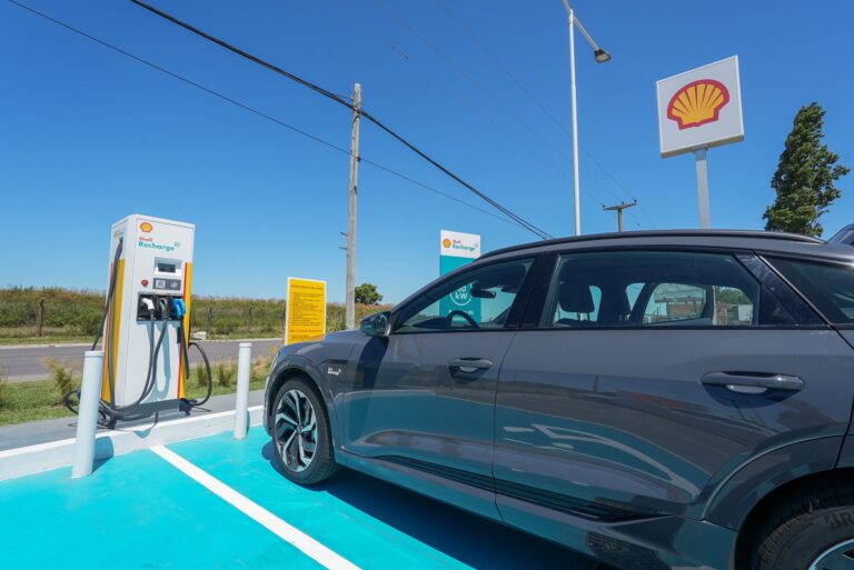 Audi y Shell amplían la red de cargadores eléctricos sobre la autopista Córdoba-Buenos Aires