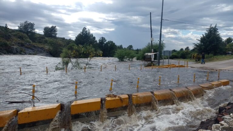 Con las lluvias, crecieron los ríos y arroyos de Córdoba: el San José pasó por encima del puente