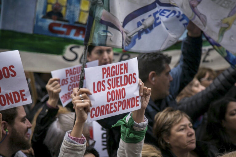 El Gobierno otorgó a los trabajadores estatales un aumento del 3%, pagado en dos partes
