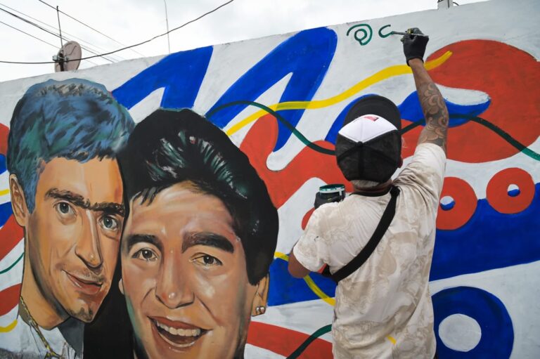 En seis horas, el cordobés Gastón Liberto pintó a Maradona y a Rodrigo en Villa Fiorito