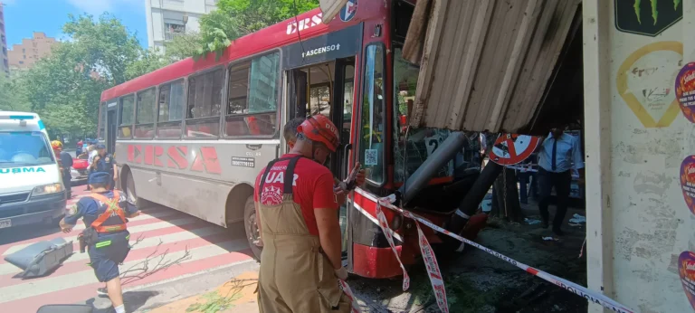 Un colectivo de Ersa chocó violentamente en Illia y Chacabuco: hay al menos dos personas heridas