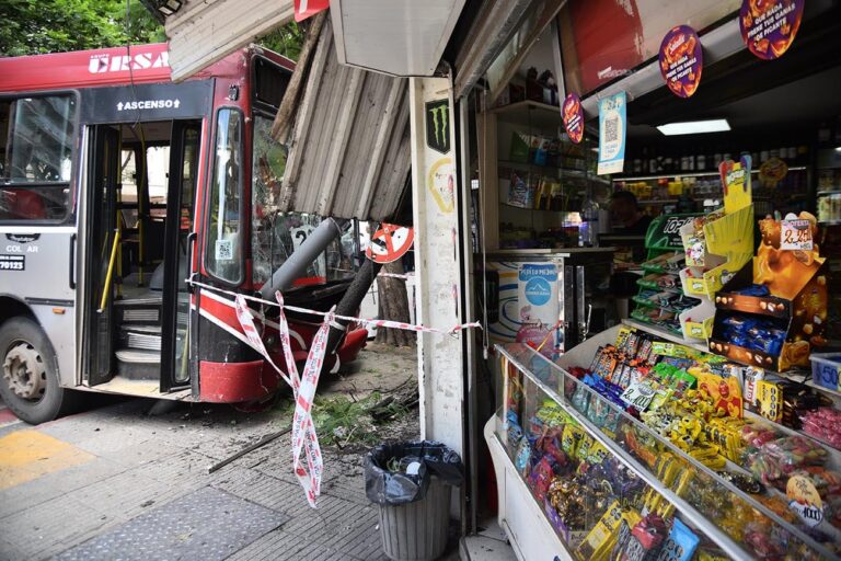 Un colectivo, un freno de mano fallado y una zona muy concurrida de Córdoba: lo que se sabe del choque