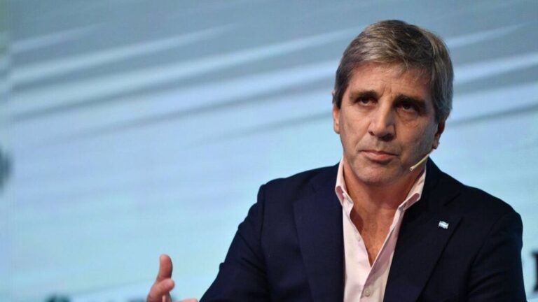 Luis Caputo anunció la eliminación de impuestos para autos y motosde lujo