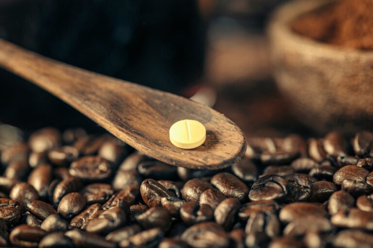 Los 5 tipos de medicamentos que podrían verse afectados si se toman con café