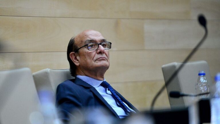 Imputan a Oscar González por enriquecimiento ilícito y piden su detención