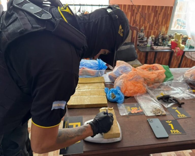 Detienen a dos integrantes de una organización narco en barrio Barranca Yaco
