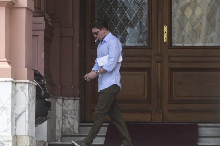 Santiago Caputo inquieto por el avance de Karina tras la caída de Marra