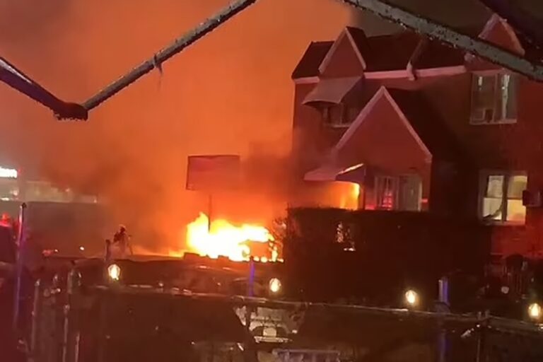 Una avioneta se estrelló en Filadelfia y provocó una explosión que incendió varias casas