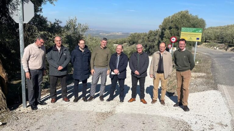 La Junta acondiciona dos nuevos caminos rurales en Espejo y Doña Mencía