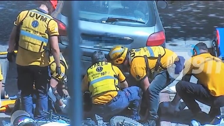 Video: un motociclista chocó contra un auto y quedó atrapado debajo de otro vehículo