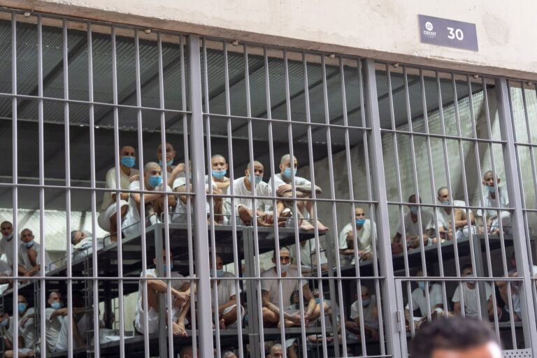 En 24 horas frenéticas, migrantes venezolanos en EEUU fueron enviados a prisión en El Salvador