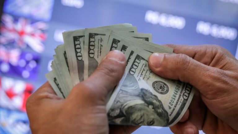 El dólar volvió a subir tras el derrumbe de las bolsas del mundo
