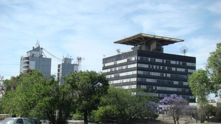 Córdoba: Llaryora firmó el decreto que convierte a EPEC en sociedad anónima