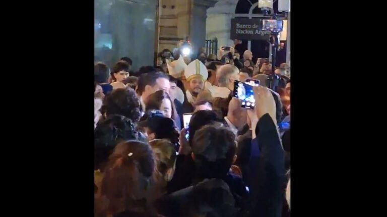 Victoria Villarruel fue abucheada a la salida de la misa por el papa Francisco en Flores