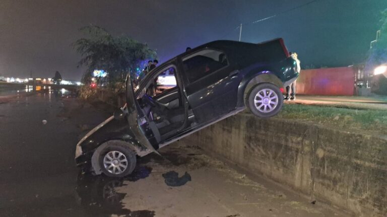 Tres personas hospitalizadas tras un choque entre una moto y un automóvil en Córdoba