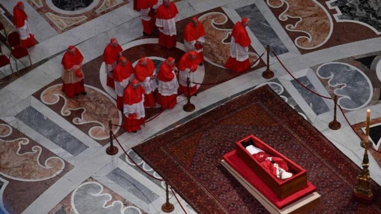 Cierran el féretro del papa Francisco