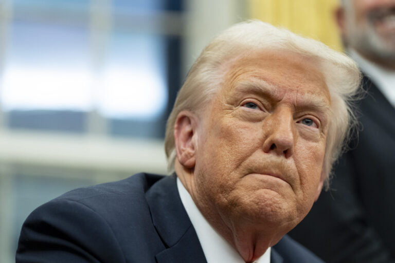 Ucrania: Trump anuncia gestiones de paz directas con Putin y con Zelenski