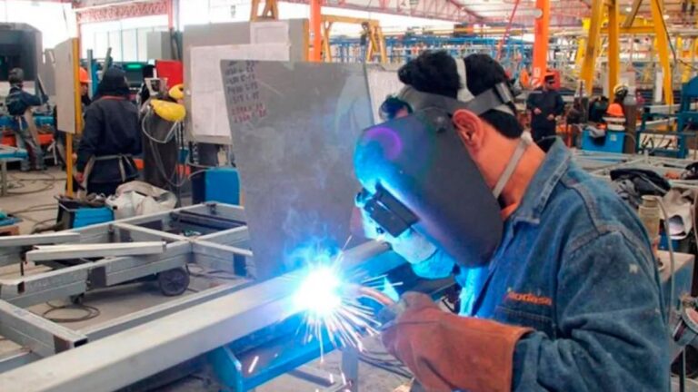 Luis Caputo anunció que bajará aranceles a la importación de 27 bienes de capital