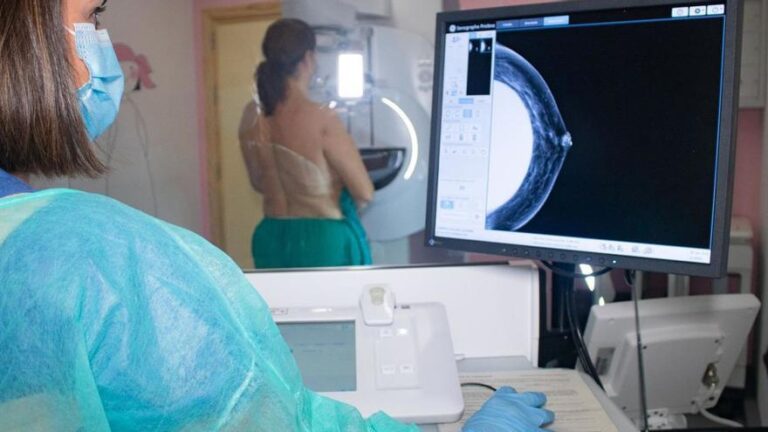 La Junta de Andalucía bajará la edad del cribado del cáncer de mama