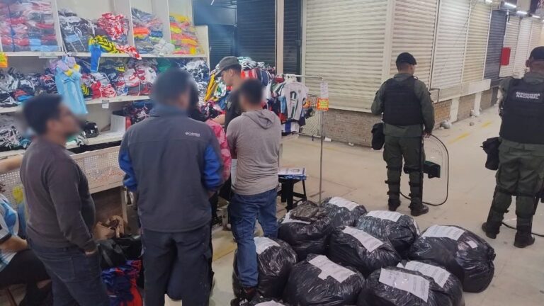 Incautan 17 mil prendas en talleres ilegales textiles: iban a La Salada