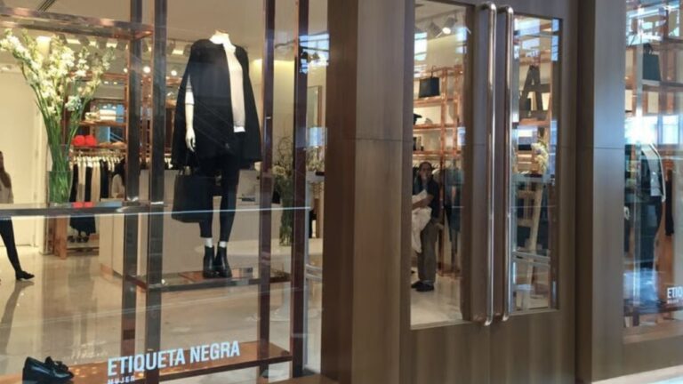 Caída del consumo: las marcas de ropa bajan precios y anticipan liquidaciones