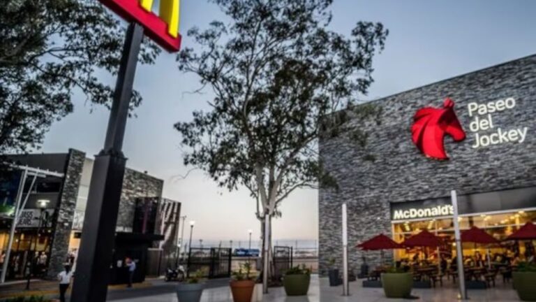 Tres niños detenidos por hacer compras con una tarjeta robada