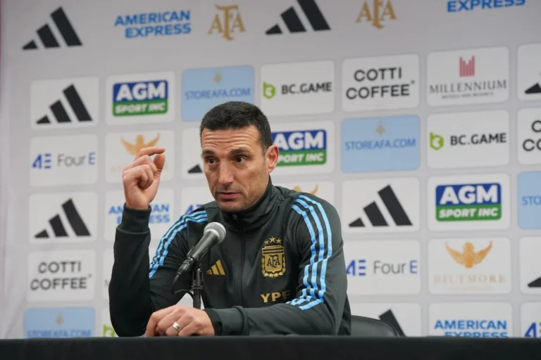 Scaloni sobre la foto de los juveniles de Newells con Malcorra: «Tendría que ser normal»