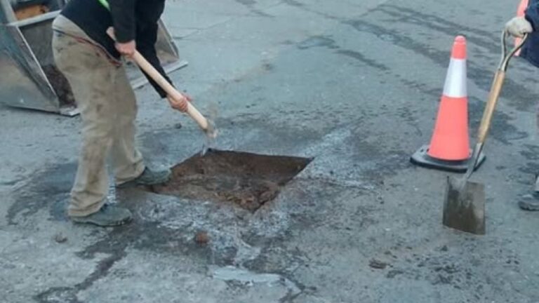 Bacheo y reparación de calles adoquinadas en Bialet Massé