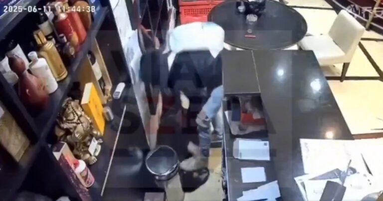 Un hombre apuñaló a su exjefe y se escapó entre los manifestantes en plena Avenida de Mayo