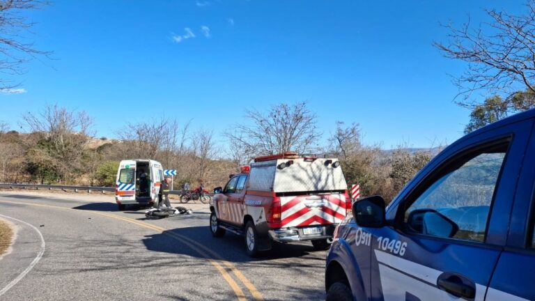 Dos motos chocaron en Cuesta Blanca: una joven y un hombre hospitalizados