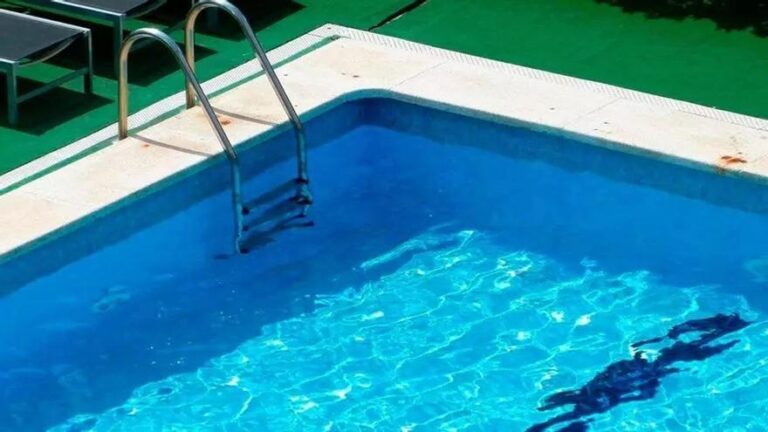 Muere un niño de tres años en Lucena tras caer a una piscina particular por accidente