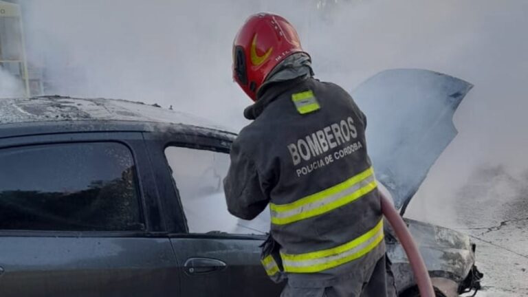 Se prendió fuego un auto estacionado y tuvieron que llamar a los bomberos
