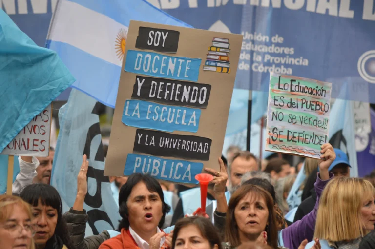 Ronda de antorchas y clases públicas: docentes universitarios convocan a una jornada de lucha