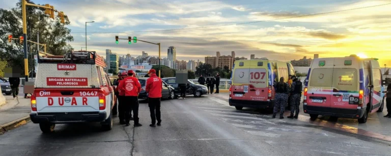 Violento choque en Costanera: una mujer fue rescatada de un auto y hospitalizaron a dos personas