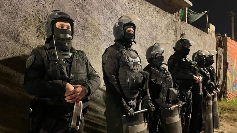 Allanamientos: Cuatro detenidos con armas, drogas y chalecos antibalas