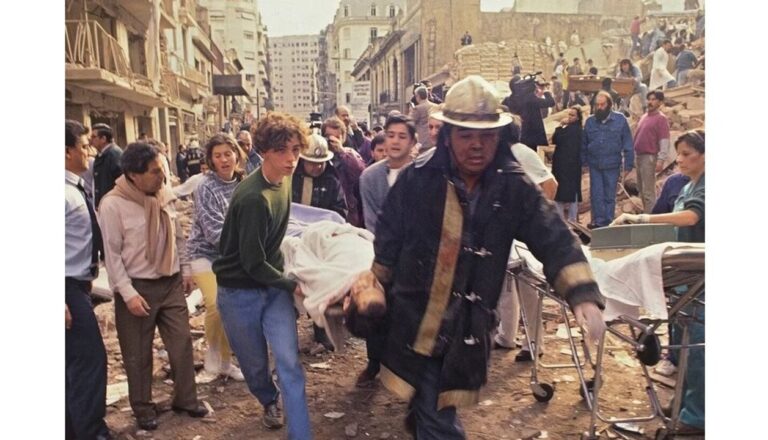 Rafecas ordenó avanzar con el juicio en ausencia contra los diez prófugos del atentado