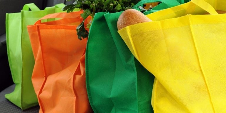 Una experta explica por qué las bolsas reutilizables pueden ser un riesgo para la salud