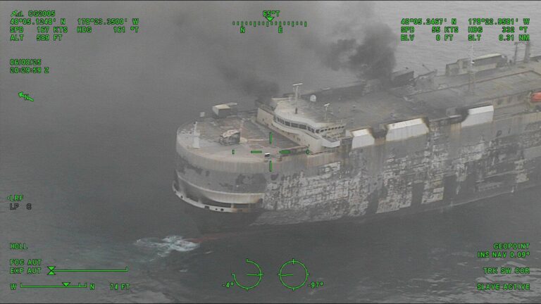 Más de 3.000 autos al fondo del Pacífico: se hundió un carguero tras incendiarse en alta mar