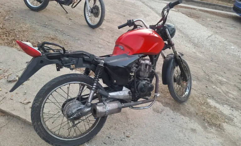 Pasaron en rojo, intentaron huir en moto y terminaron detenidos en barrio La Quinta