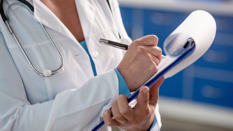 Aumentan las prepagas en agosto y el Gobierno habilita una web para comparar precios de planes