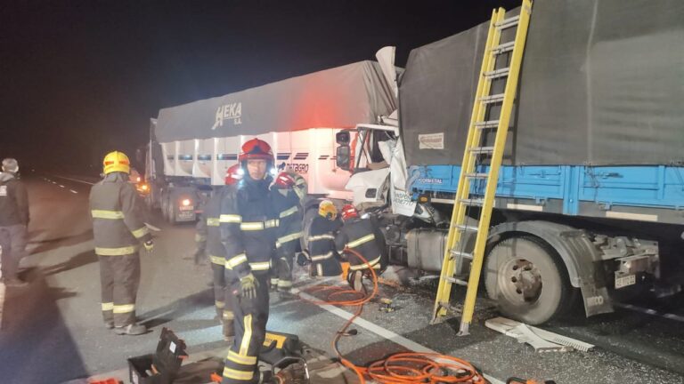 Dos camiones impactaron en la autopista Córdoba-Rosario: rescatan a uno de los choferes