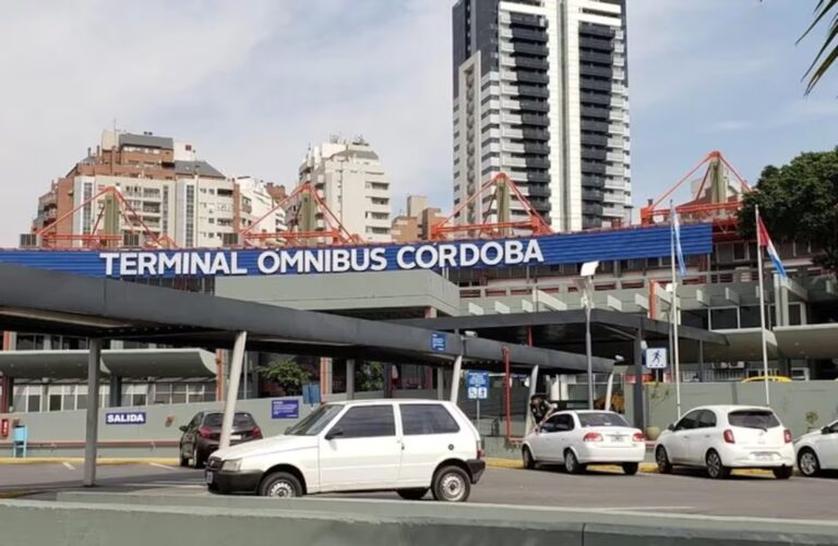 Córdoba: robaron un auto en el estacionamiento de la Terminal de Ómnibus