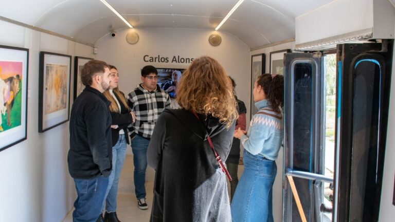 El Museo Rodante llegó a Villa Parque Santa Ana con obras de Carlos Alonso