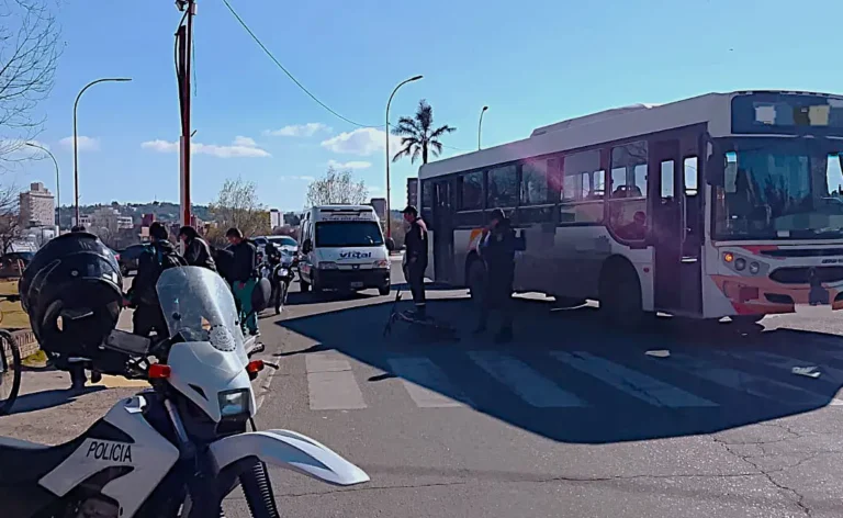 Un colectivo atropelló a un ciclista en el centro de Carlos Paz