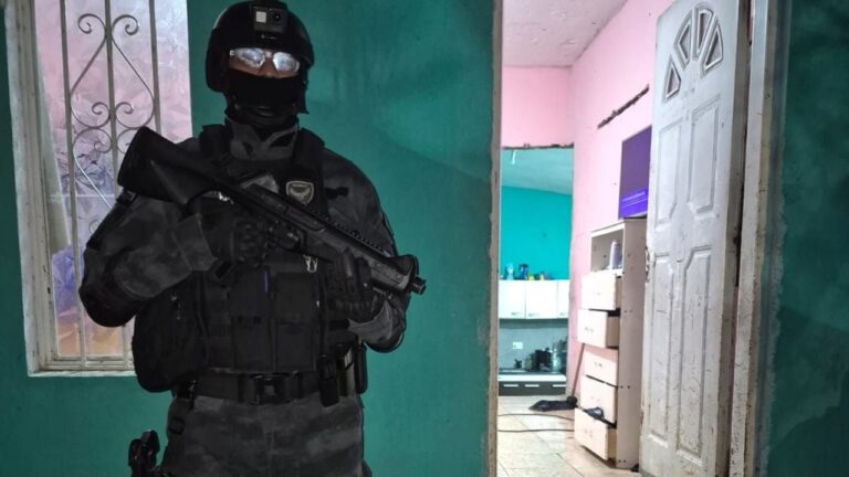 Kiosco de drogas en La Quinta: un detenido con cocaína y armas