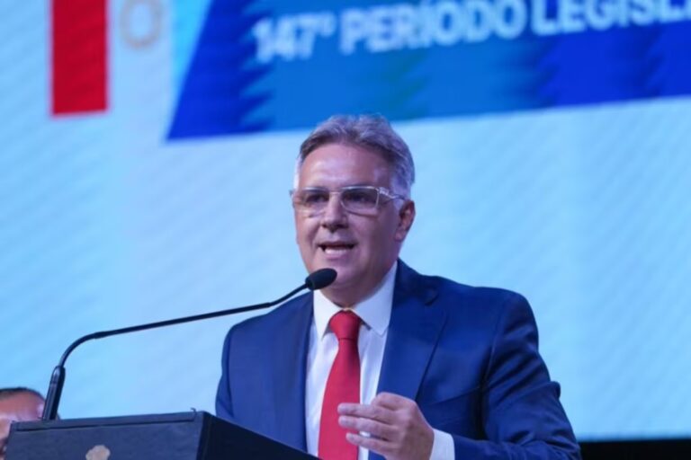 Llaryora anunció un aumento del haber mínimo jubilatorio y un bono bimestral de 100 mil pesos