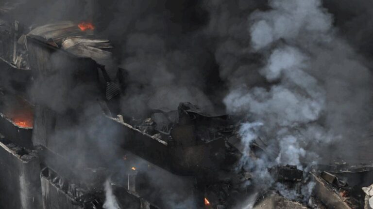 A casi dos semanas, avanza la demolición del depósito que se incendió en La Plata