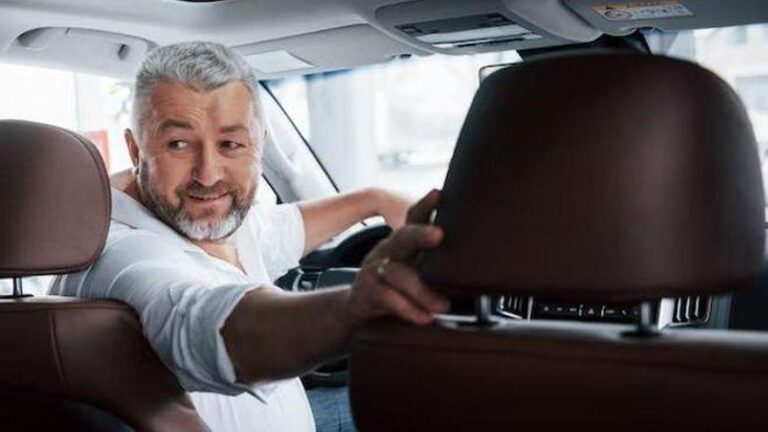 Cómo debes ir marcha atrás con el vehículo para que no te multen? La DGT lo explica