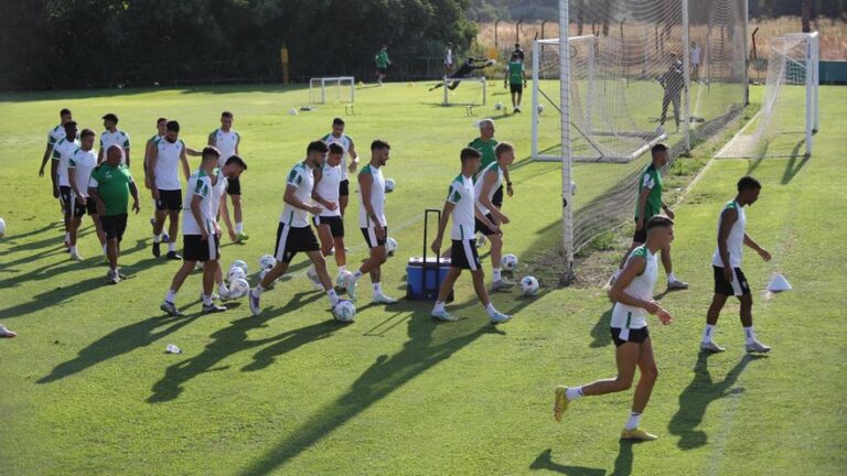 Iván Ania traza su convocatoria para Oliva: 26 jugadores, tres del filial y sin Mariano Carmona