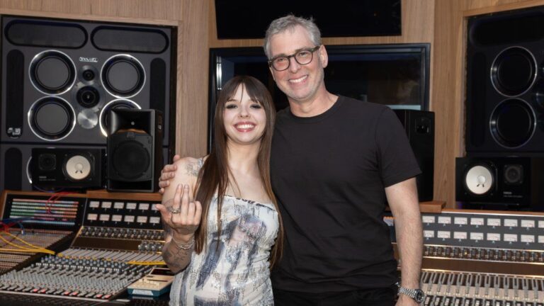 Saramalacara firmó con Interscope Capitol Miami y lanzó su nuevo single «Aura Talk»